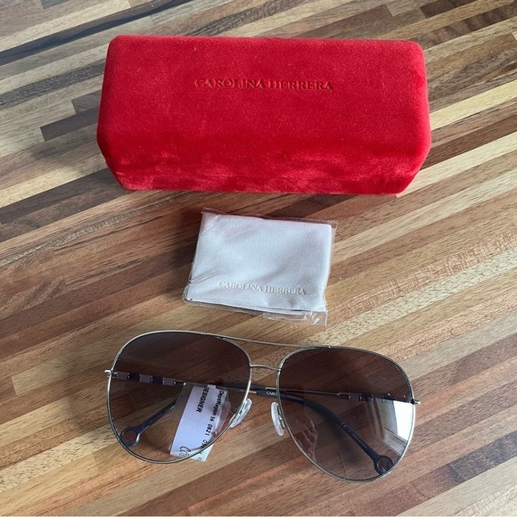 Carolina Herrera Accessories - NWT Carolina Herrera Aviator Sunglasses with case
